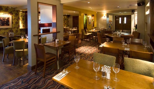 Restaurant area at Premier Inn London Kensington (Earl\u0027s Court)