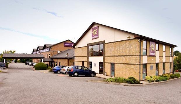 Exterior of Premier Inn Hemel Hempstead West showing car park 