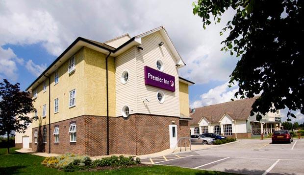 Exterior and car park at Premier Inn Hull North