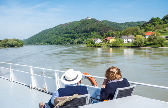 Paar entspannt auf dem Schiffdeck