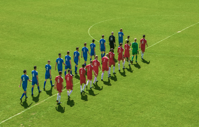 Fussball Team laufen ins Stadion ein