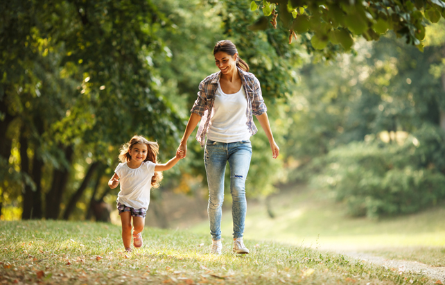 Mutter und Tochter im Park