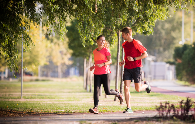 Sportliches Paar unterwegs im Park