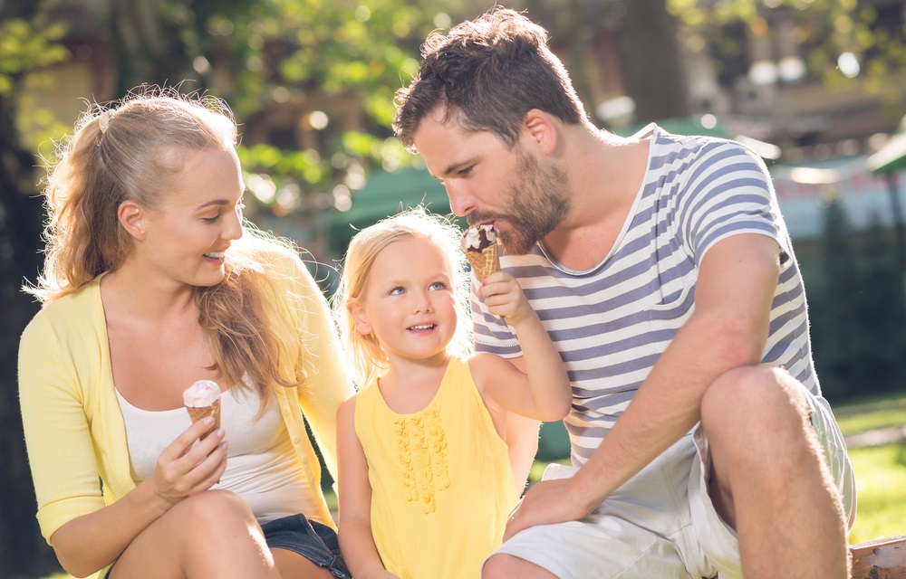 Familie beim Eisessen