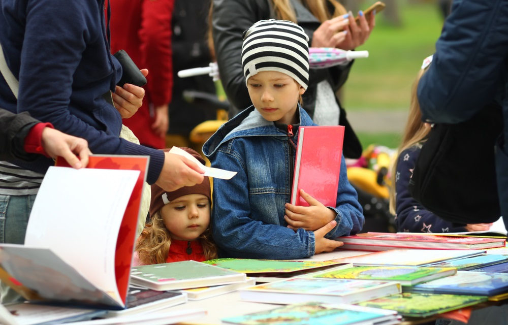 Familie auf Büchermesse
