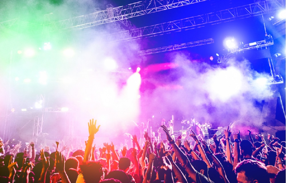 Festivalzelt voller Besucher
