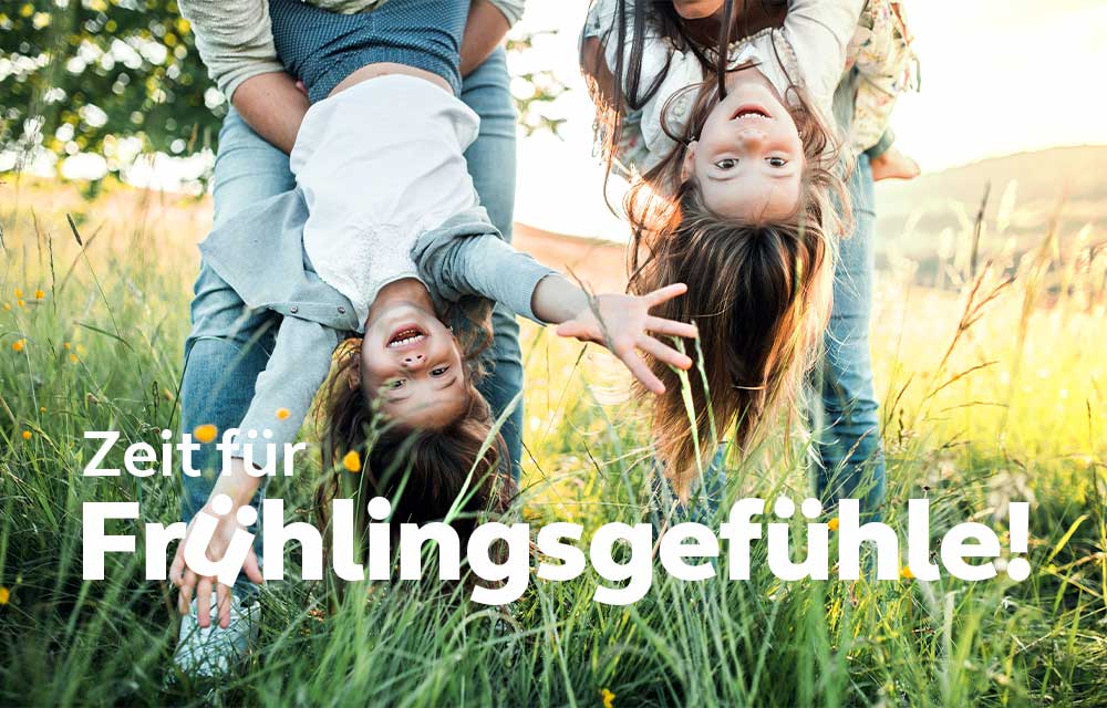Zwei Kids haben Spaß auf einer Wiese
