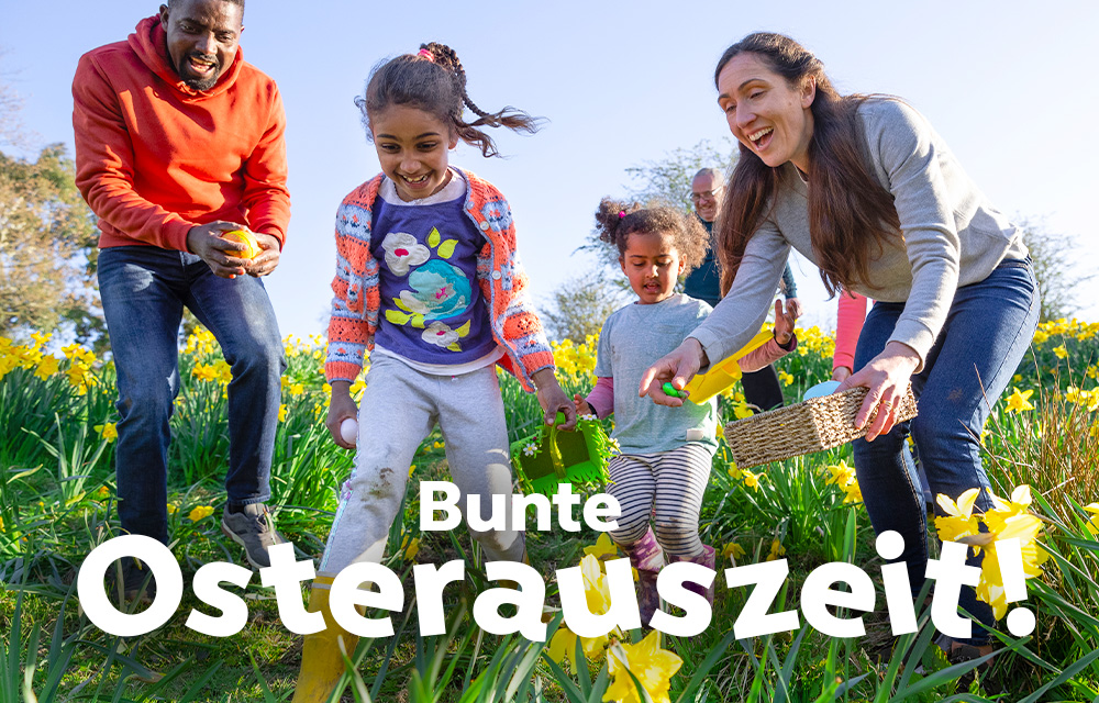 Familie auf der Suche nach Ostereiern