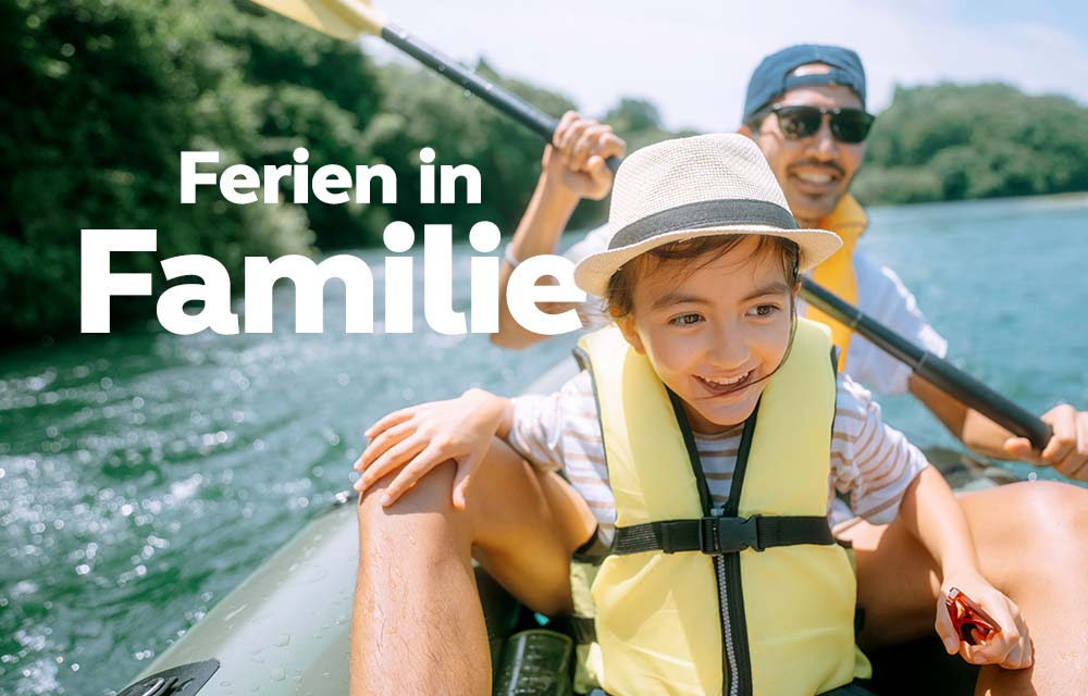 Vater und Sohn genießen den Sommer zusammen im Kanu
