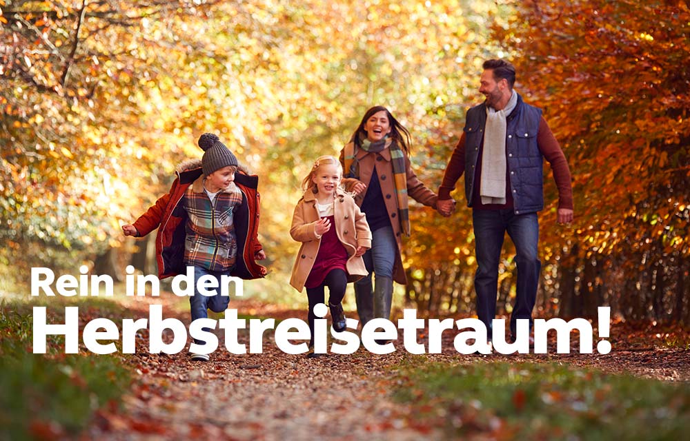 Familie genießt ihren Herbstspaziergang