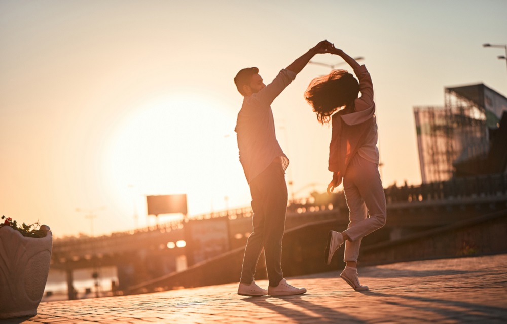Paar tanzend bei Sonnenuntergang
