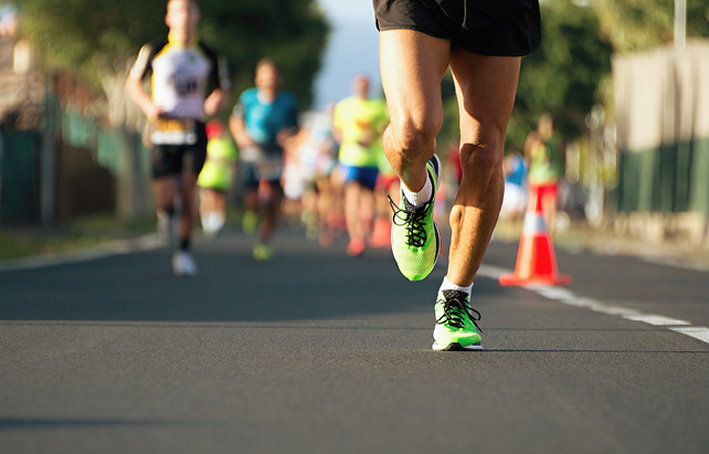 Marathonaufnahme Fokus auf die Beine und Laufschuhe