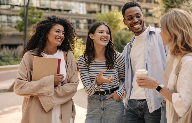 StudentInnen treffen sich nach der Vorlesung 