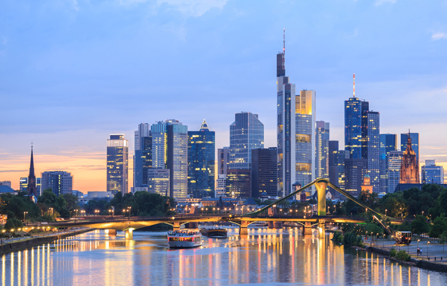 Frankfurt Skyline vom Wasser Abenddämmerung