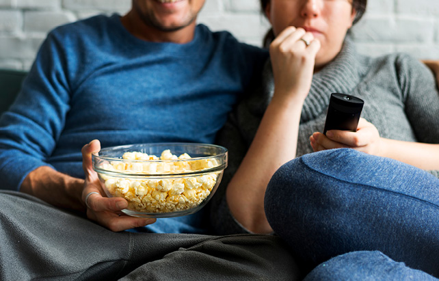 Fernsehabend mit Popcorn auf der Couch