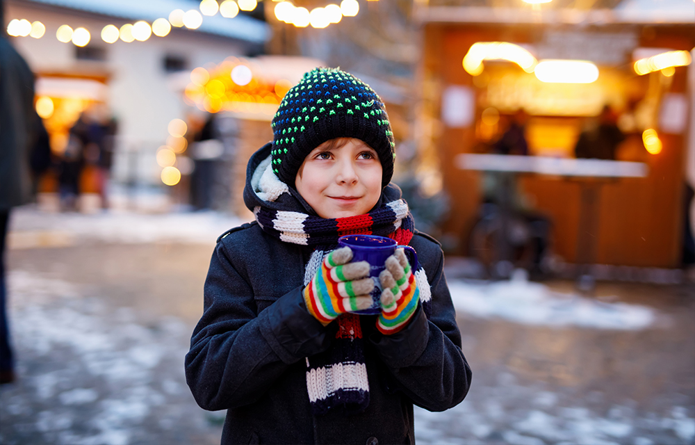 Kind auf dem Weihnachtsmarkt