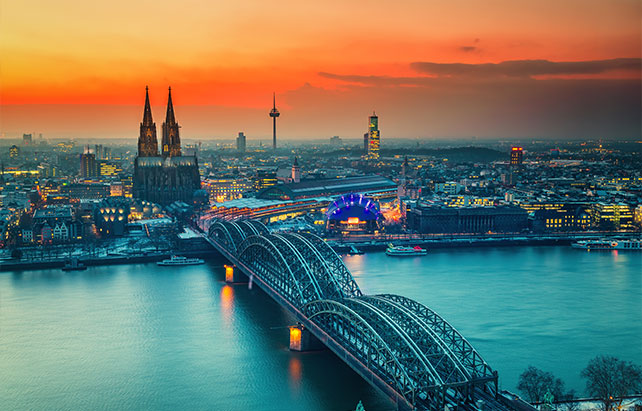 Abendleuchten mit Blick auf die Kölner Skyline