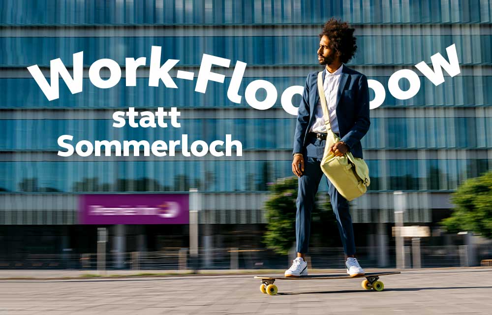 junger Mann im Anzug auf einem Skateboard