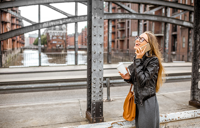 Business Frau unterwegs in Hamburg