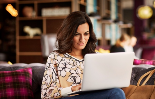 Newsletter Premier Inn Frau meldet sich über den Laptop an