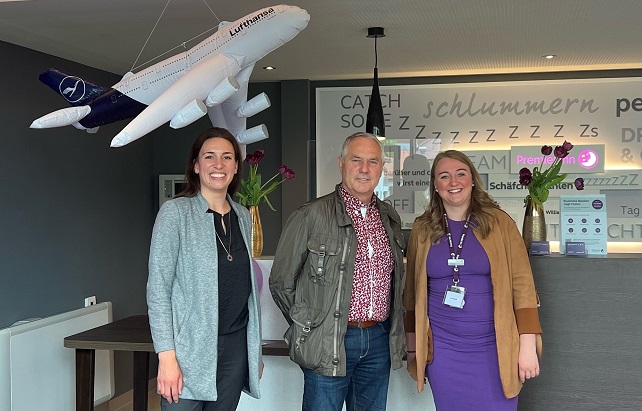 v.r.n.l.: Stefanie Glanemann, Hotel Manager (Premier Inn München Airport Süd); Josef Niedermair (Bürgermeister von Hallbergmoos), Marianne Stöber (Premier Inn München Airport Ost)