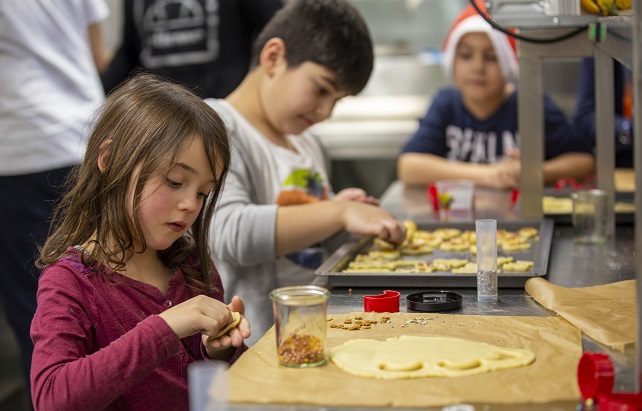 Kinder einer CHILDREN-Partnereinrichtung backen Plätzchen im Premier Inn Nürnberg City Opernhaus