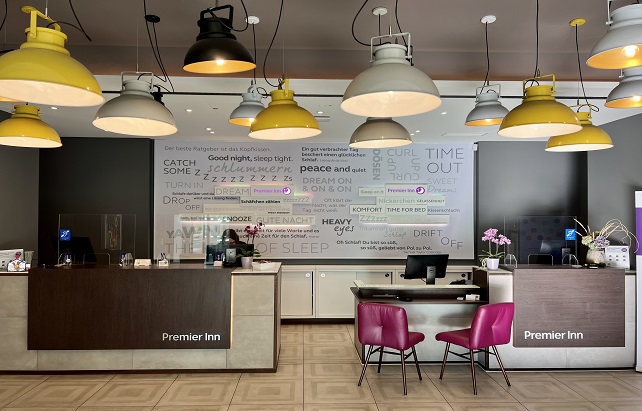 Barrierefreie Rezeption - Premier Inn Leipzig City Oper