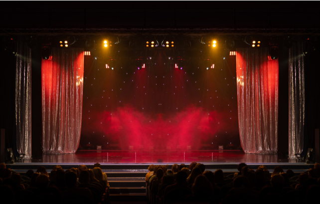 Beleuchtete Theaterbühne