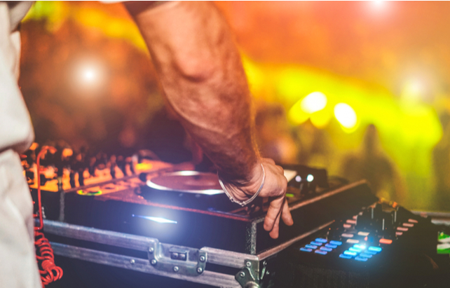 DJ am Mischpult