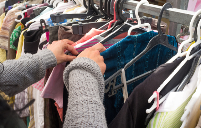 Kleidung im Second-Hand-Laden