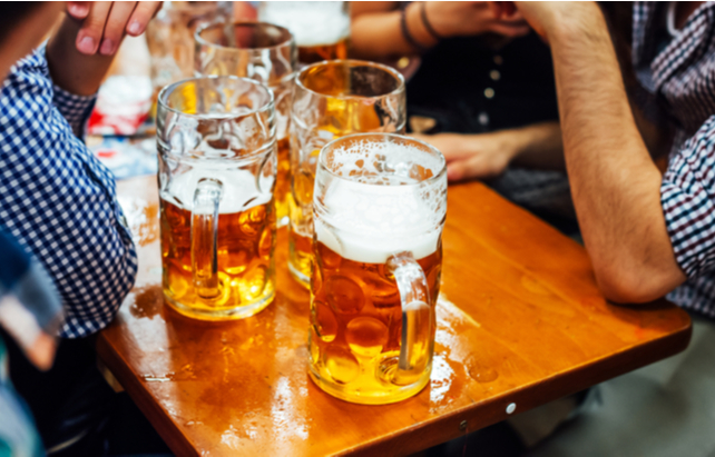 Bier in Maßkrügen