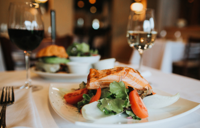 Lachsfilet mit Salat