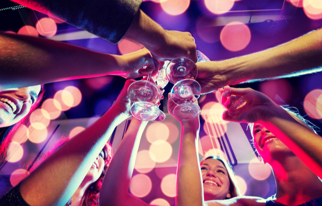 Freunde stoßen mit Cocktails an