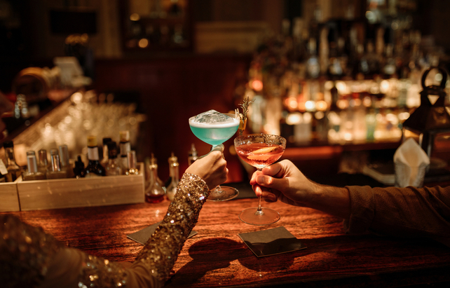 Paar stößt mit Cocktails an