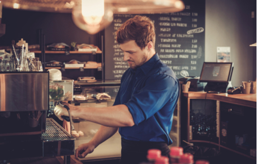 Barista bereitet Kaffee zu