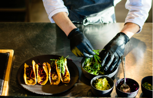 Küchenchef bereitet Tacos zu