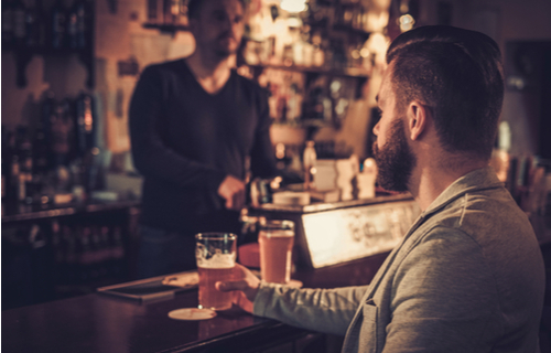 Mann sitzt an einer Bar
