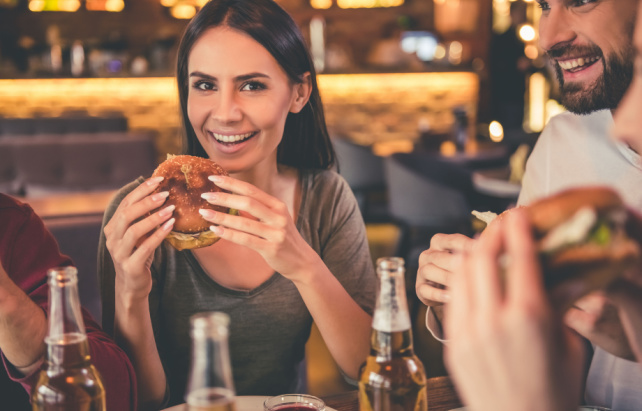 Freunde essen zusammen Burger