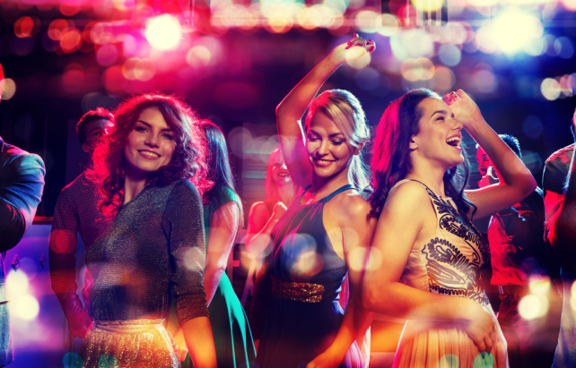 Freunde tanzen im Club