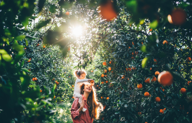 Mutter und Tochter in der Natur