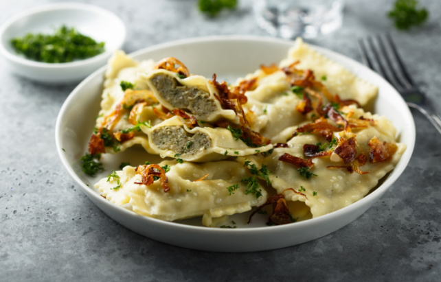 Nudeln mit Fleisch und gebratenen Zwiebeln