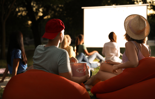 Paar im Open-Air-Kino