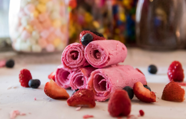 Eiscreme-Rollen mit Beeren