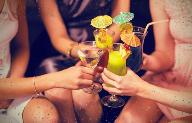 Freundinnen stoßen mit Cocktails an