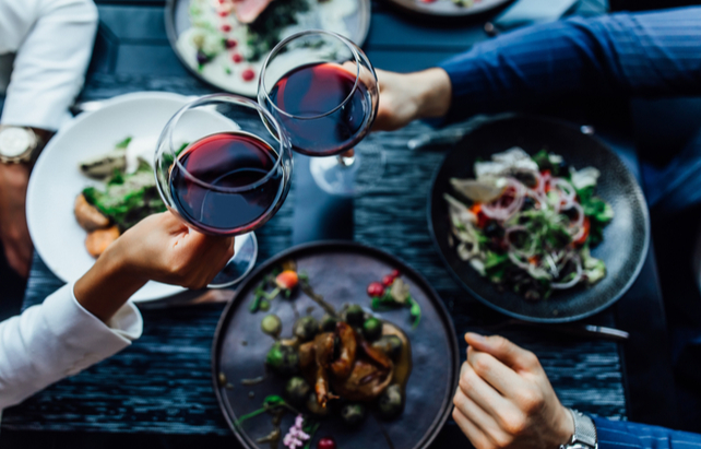 Hauptgang im Restaurant mit Rotwein