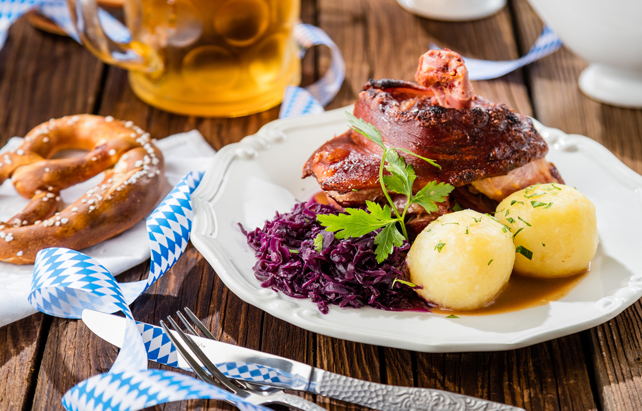 Bayerischer Schweinebraten mit Knödeln, Brezel und Bier