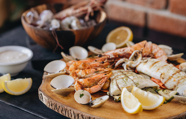 Fisch & Meeresfrüchte auf schwarzem Holztisch