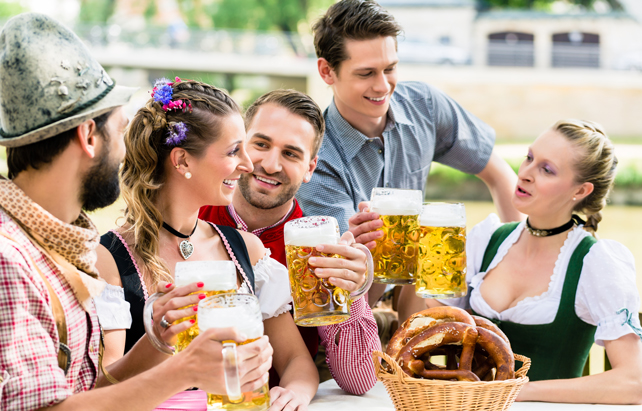Freunde im bayerischen Biergarten