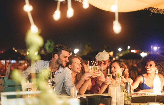 Freunde trinken Cocktails