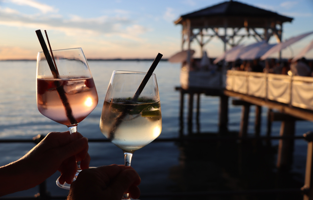 Cocktails bei Sonnenuntergang am Bodensee